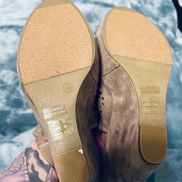 Womens beige Chinese Laundry wedges - Picture 4 of 5